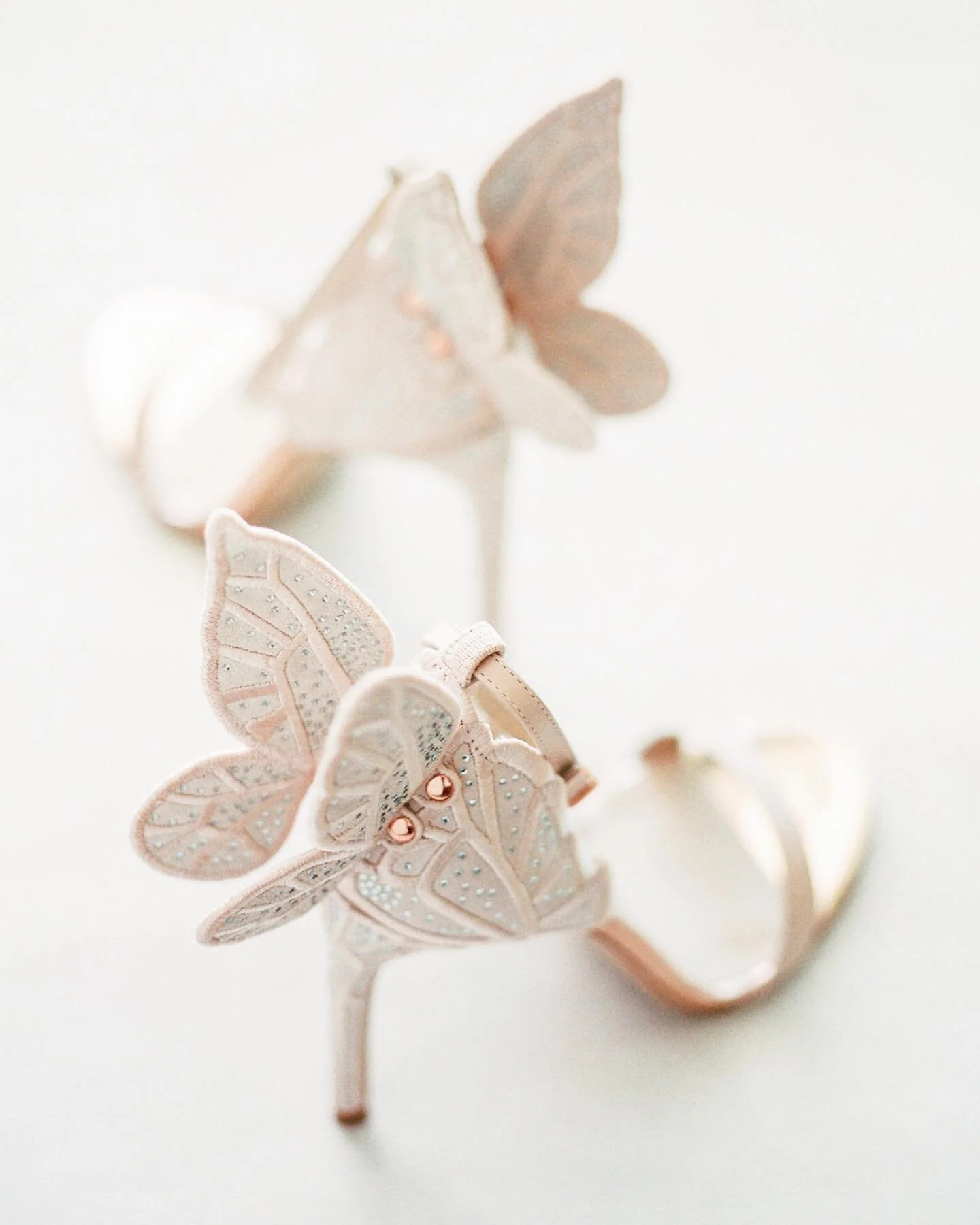 Our hearts are racing and our eyes are beaming with the antecipation of the day we get to share this wedding made of dreams.
⠀
Until then, here&rsquo;s a little preview ✨
⠀
Choosing the finest details was key to create a work of art.
These @sophiaweb