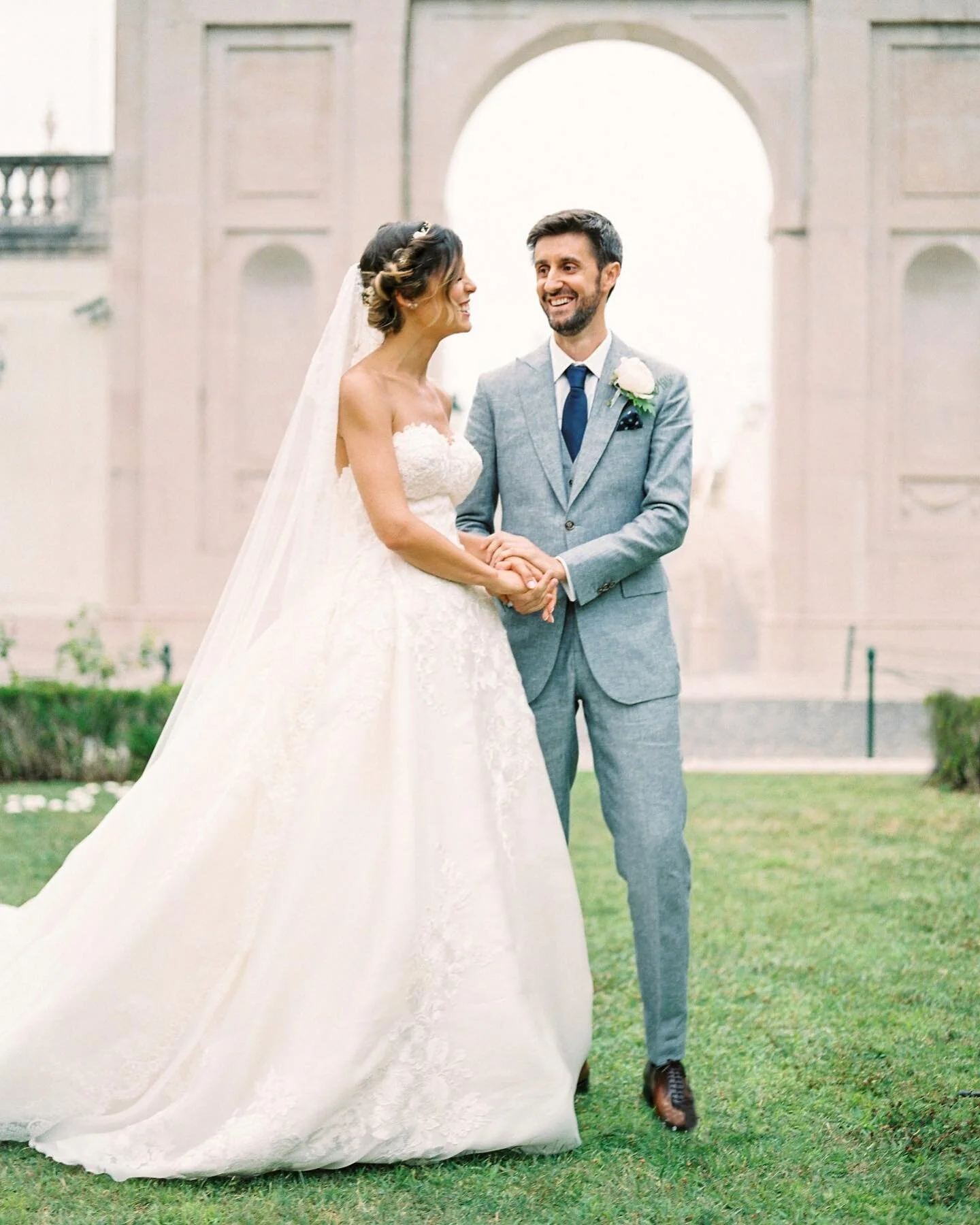 &ldquo;Celebremos o AMOR,
a felicidade de sentir...
A importância do que é essencial...
Os sorrisos, os afectos, a família e os amigos.
Celebremos com intensidade porque a vida é feita de momentos.&rdquo;
⠀
Estas são as palavras inspiradoras da 