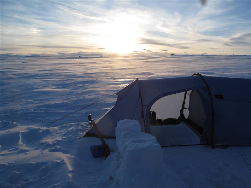 Fjällräven's outdoor expert Johan Skullman teaches Polar participants how to create a sheltering wall, using blocks of snow cut out of the ground with an ice saw.