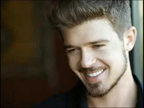 Robin Thicke omg what a smile.jpg