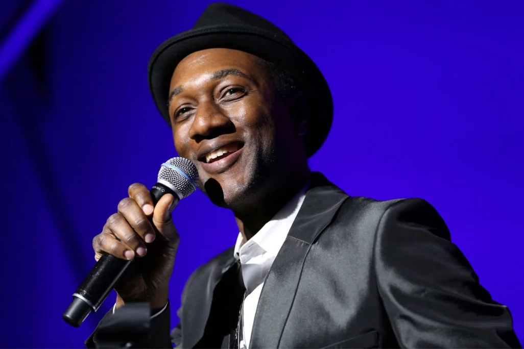 Aloe Blacc looking hot with the microphone in his hand.jpg