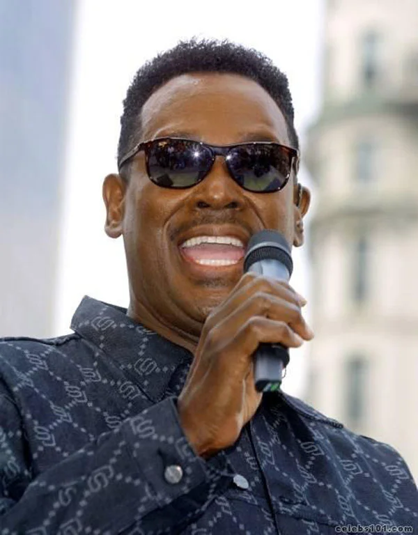 Luther Vandross singing into the microphone as he can't see the haters.jpg