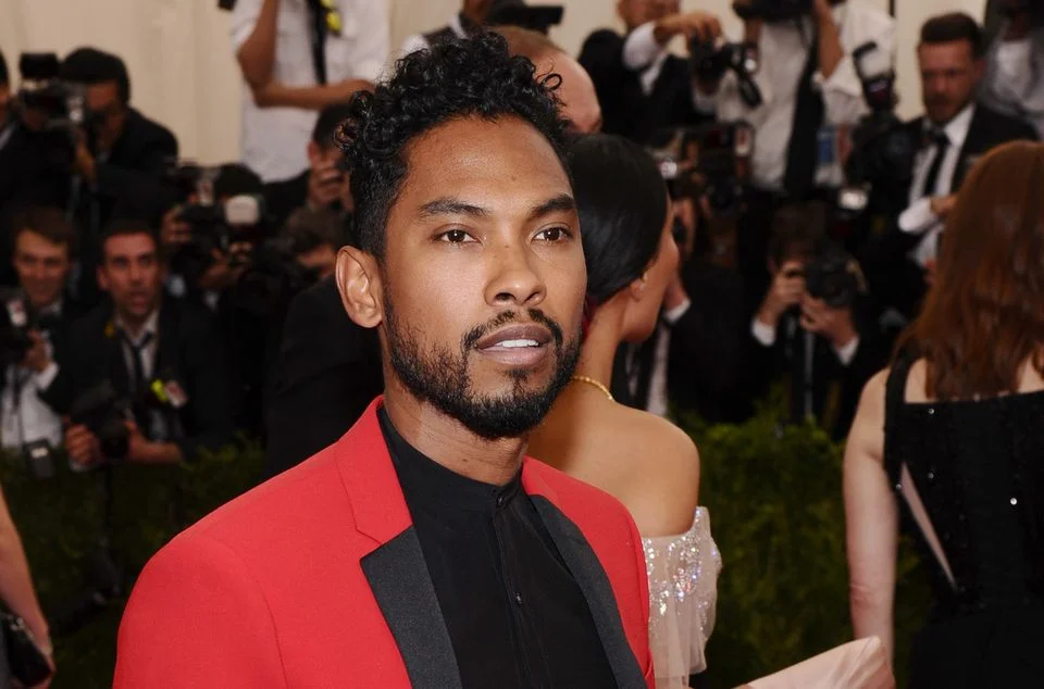 Miguel looking fucking stunning on the red carpet at the 2015 Met Gala benefit.jpg