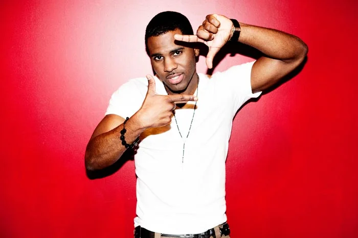Jason Derulo looking really hot in a white tee making a box around his face with his fingers.jpg