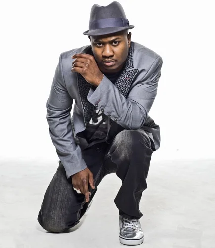 Serani looking hot again in all grey and crouching down.jpg
