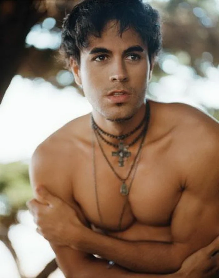 Enrique Iglesias looking gorgeous with no shirt on.jpg