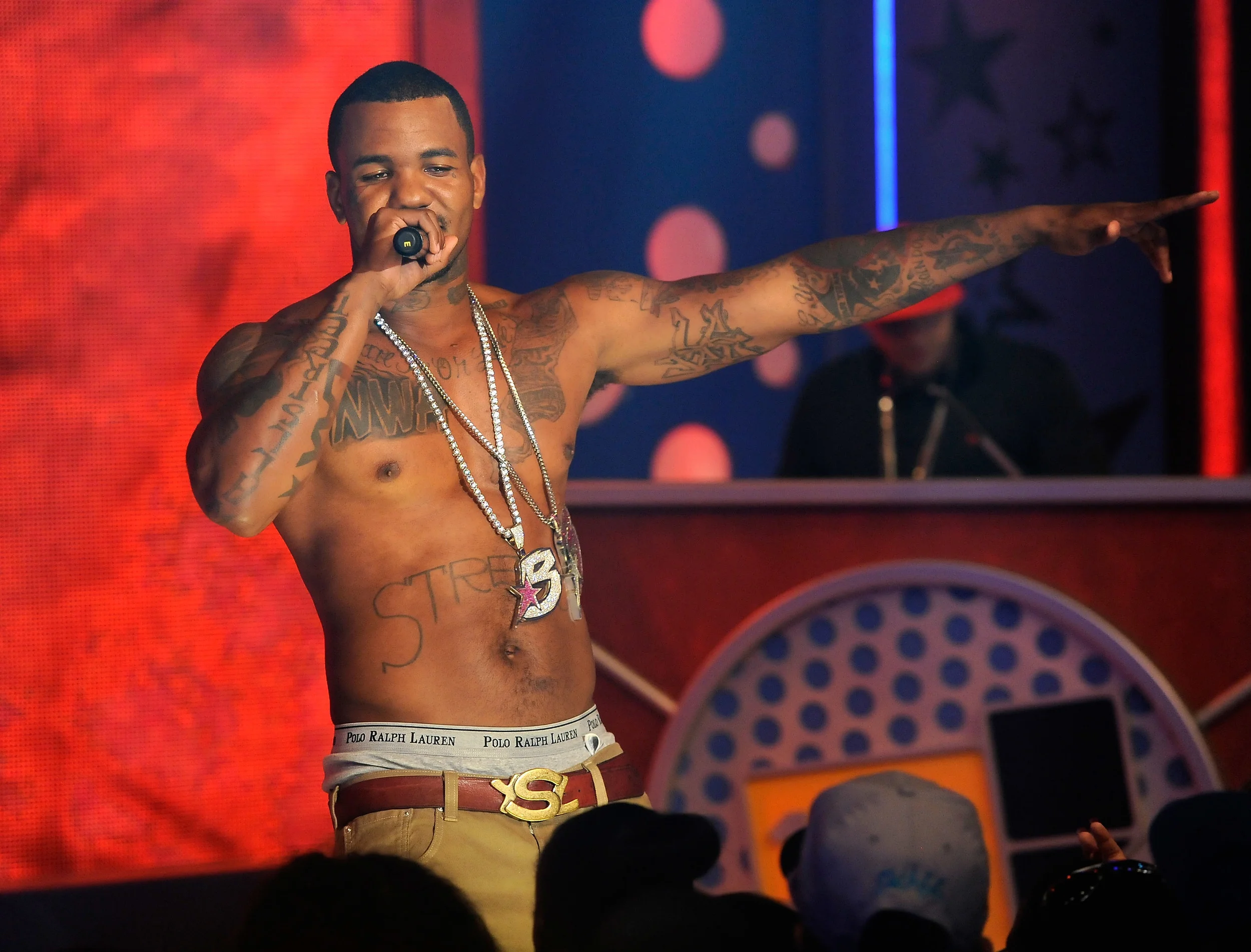 The Game rapping on stage without a shirt on and he is GORGEOUS.jpg