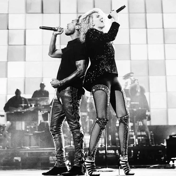 Miguel looking gorgeous on stage with Tori Kelly singing En Vogue's Free Your Mind.jpg