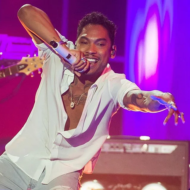 Miguel looking so hot as he's on stage singing Waves for the VH1 You Oughta Know awards concert.jpg