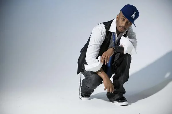 Novel crouching down and looking hot during a photo shoot.jpg