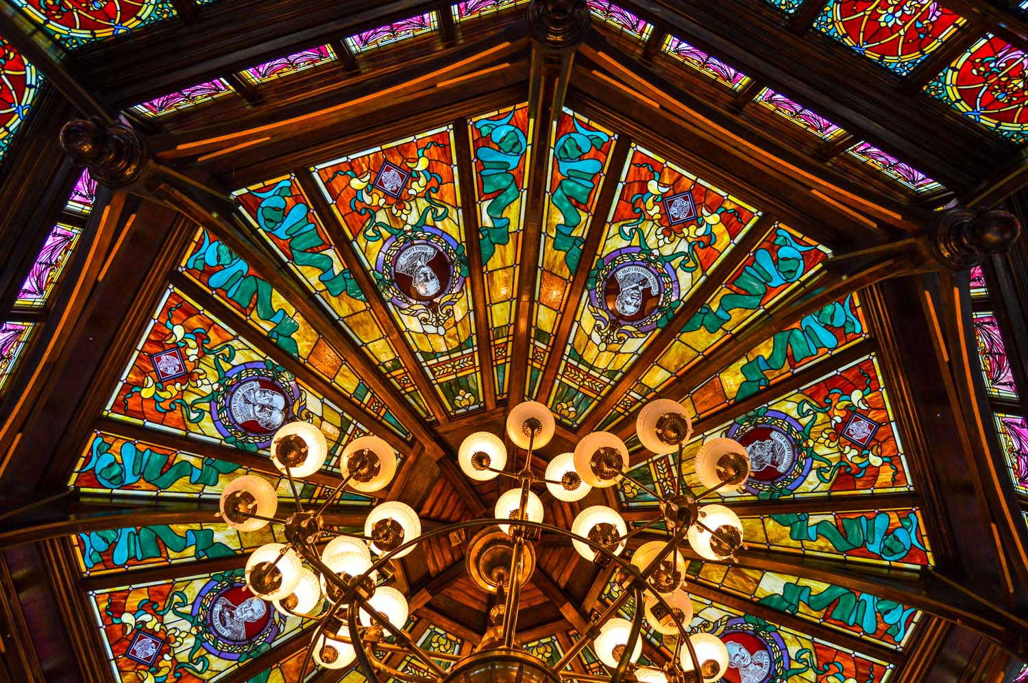 disneyland_paris_emporium_ceiling_details3.jpg