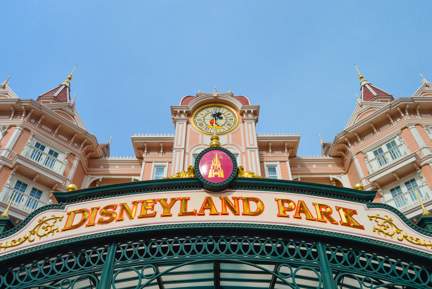 disneyland_paris_main_gate_entrance1.jpg