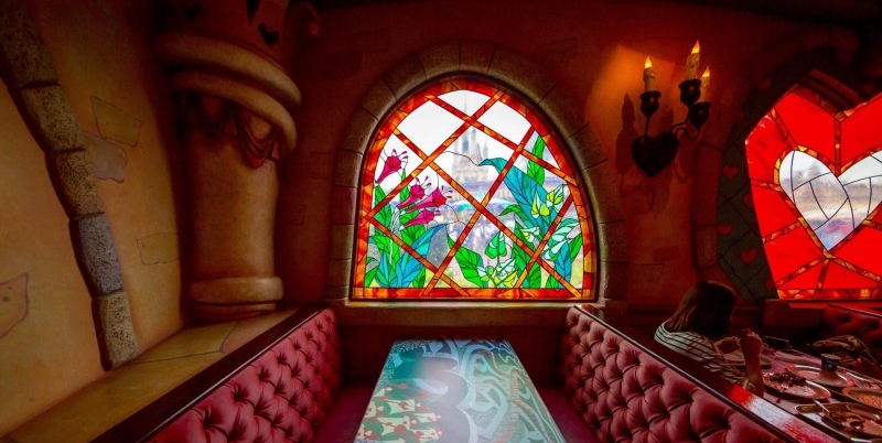 queen-of-hearts-banquet-hall-tokyo-disneyland-stained-glass-400x267@2x.jpg