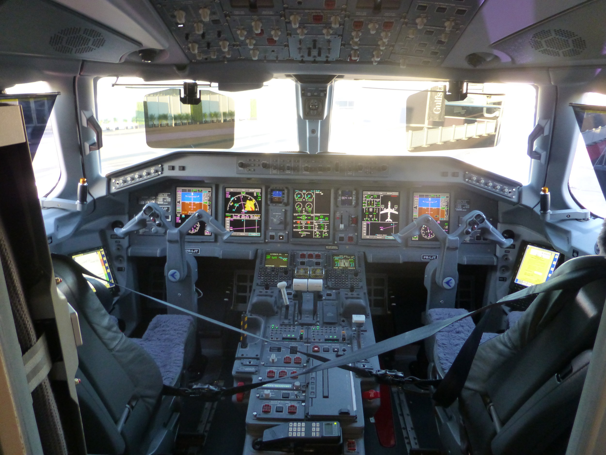 Cockpit Phenom 300