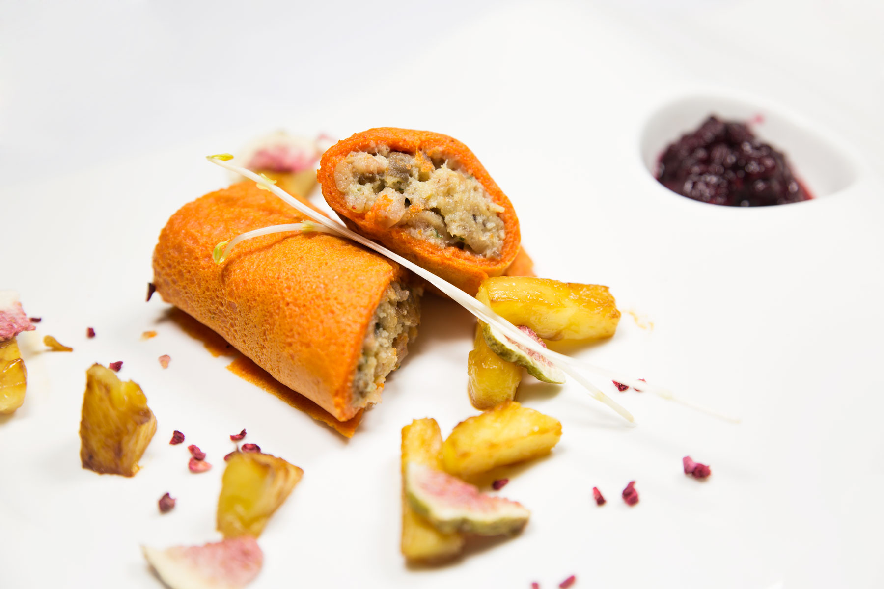 Canelón de naranja relleno de pera y patatas de manzana