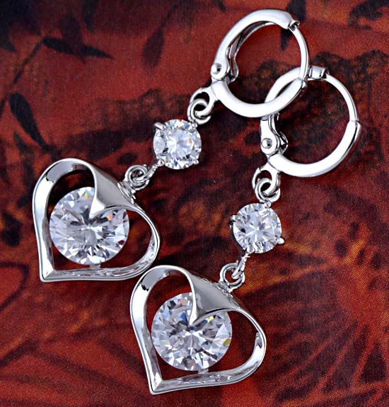 Detain 10k White Gold Heart Dangle Earrings