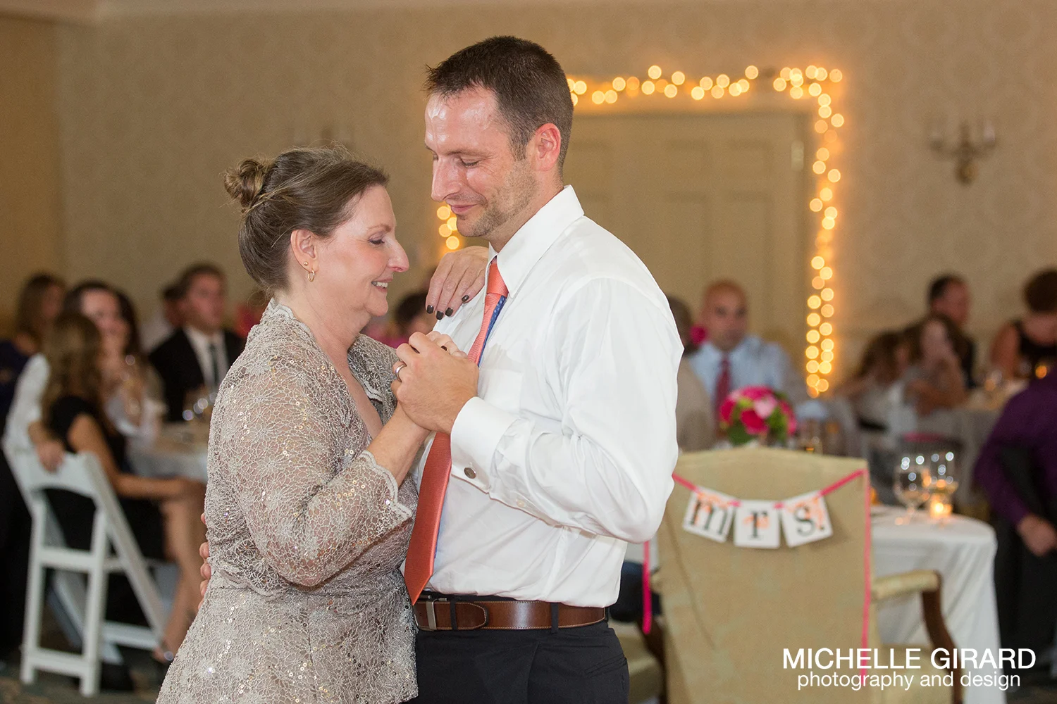 TheLordJefferyInn_AmherstMA_FallWedding_MichelleGirardPhotography44.jpg