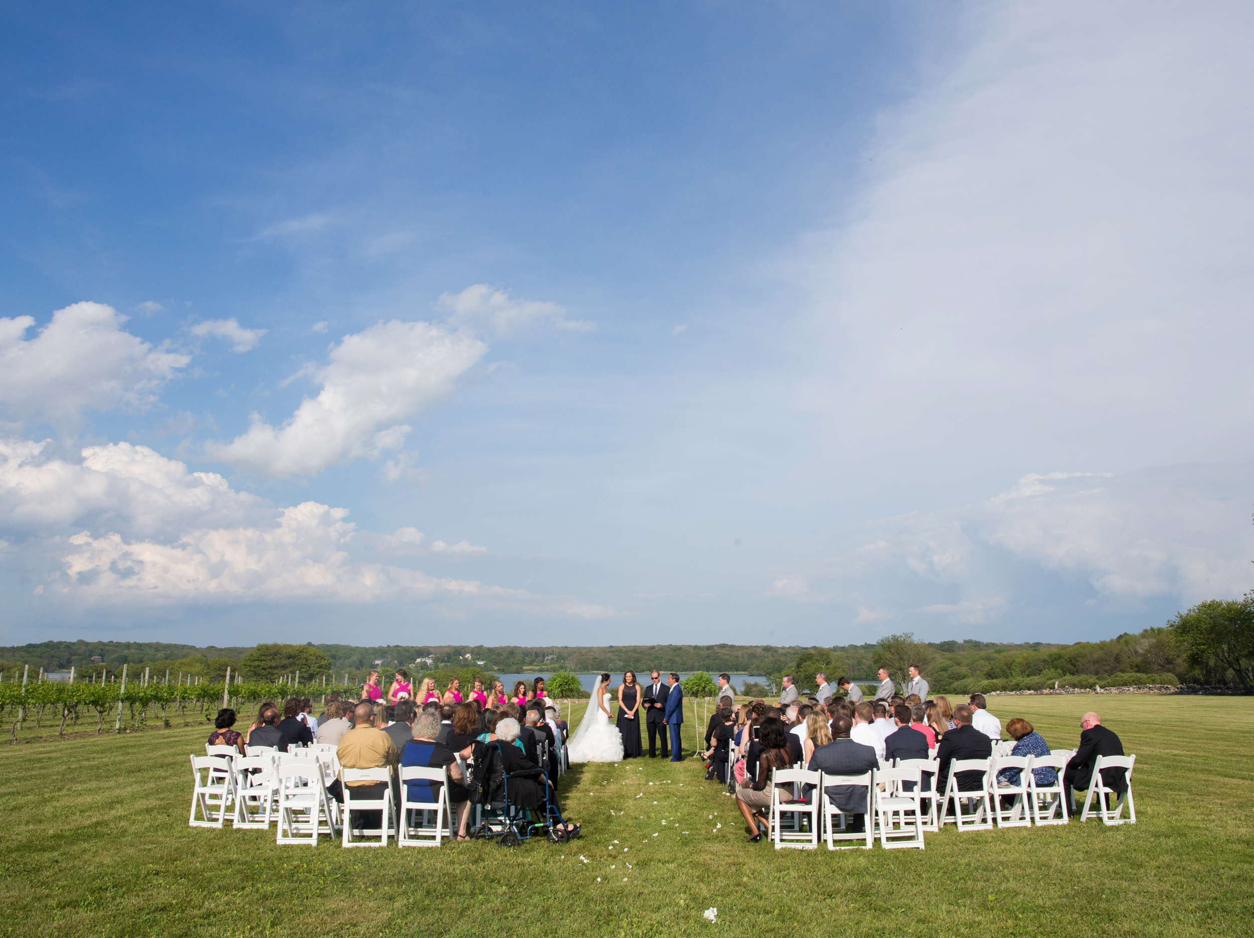 CarolynsSakonnetVineyard_JuneWedding_RhodeIsland_MichelleGirardPhotography04.jpg