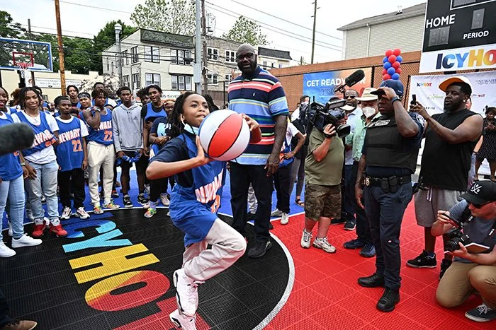 Shaq-with-child-shooting-hoops.jpg