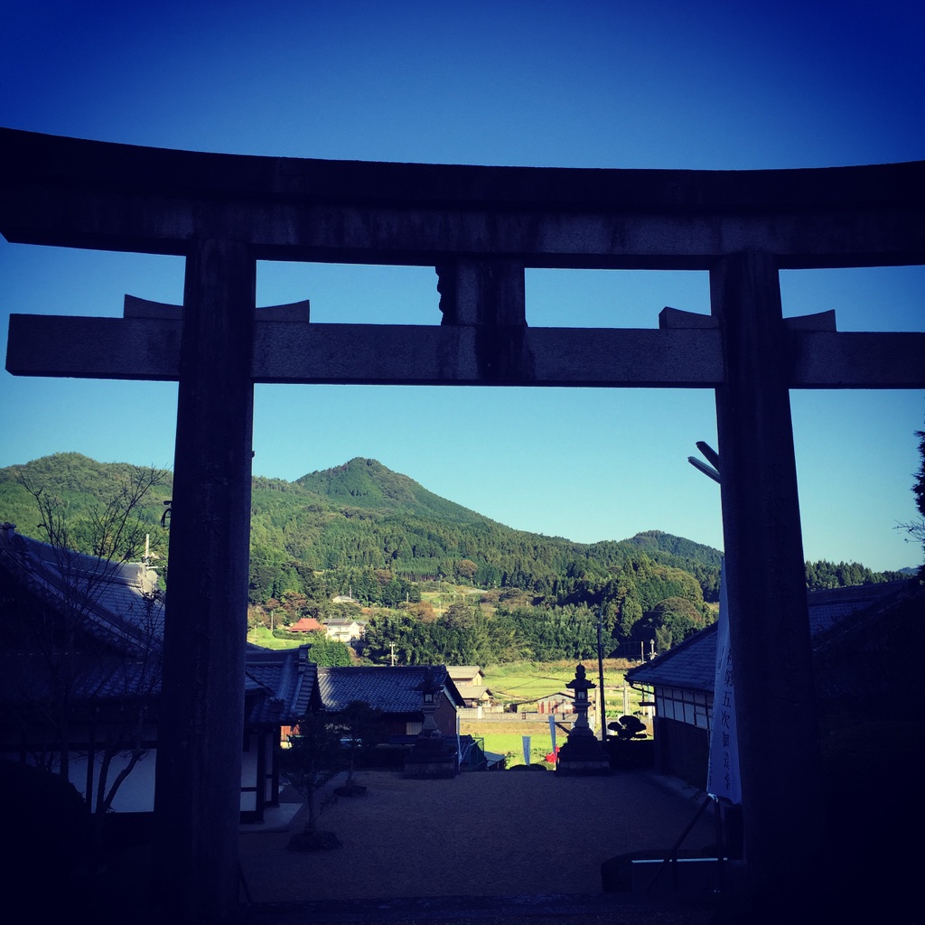 八咫烏神社より伊那佐山を望む