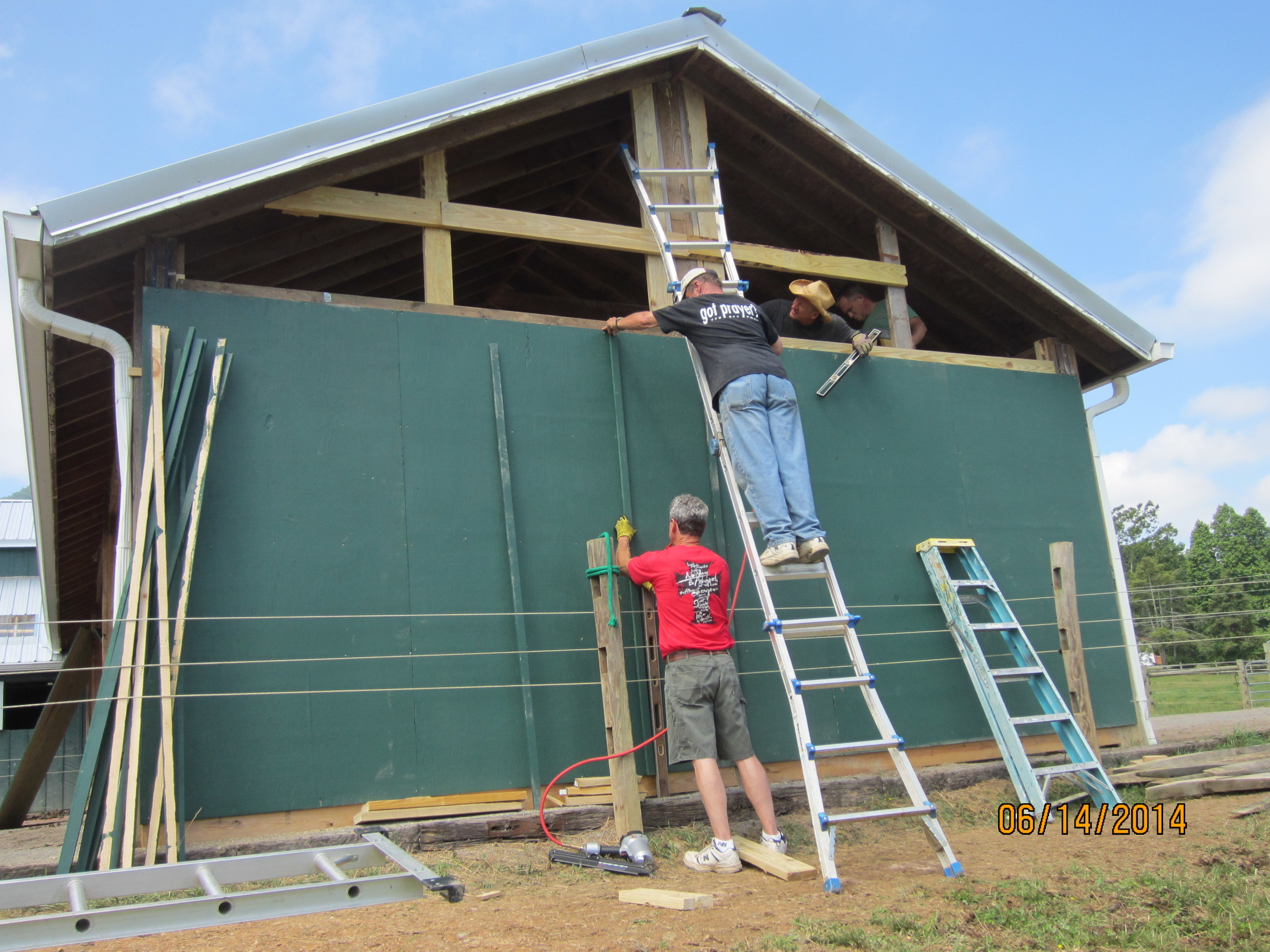 Finishing the last of the curtain wall at the stables. Pictured is Carey Higgins and Thomas Johnson putting the batten boards on the wall, with Tom Cheater and Rick Beasley inside preparing the support structure for the upper wall.