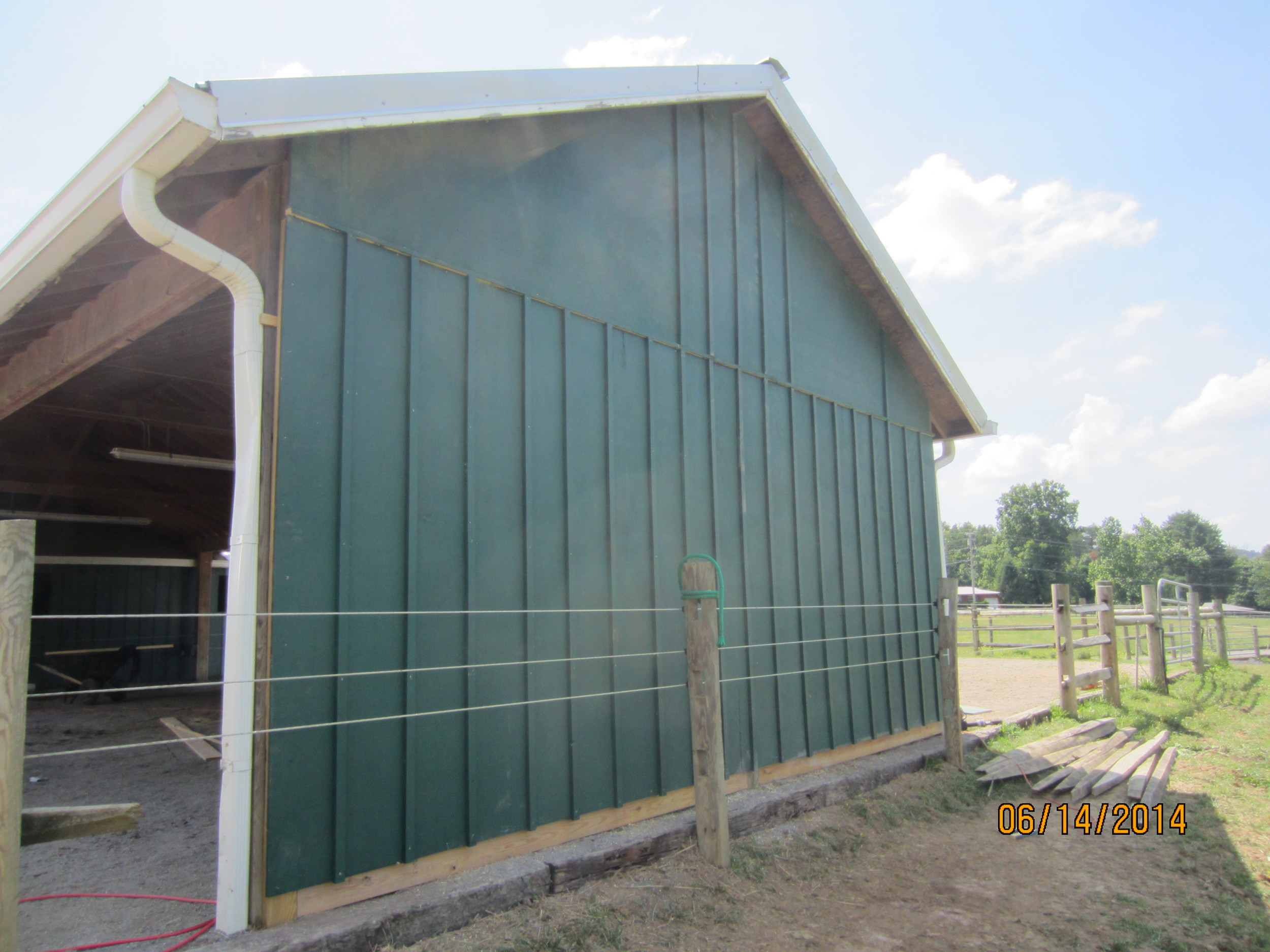 This is the finish of the end curtain wall on the stables. We ran out of material for the battens, so WVR staff will finish up on Monday.