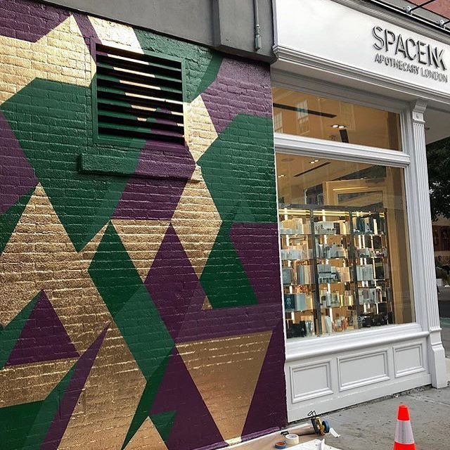 Finished mural for @spacenk at Prince and Mott in SOHO NYC #muralonmott #thebeautywishlist #mural #isometric #geometricart #streetart #geometric #gold check it out @lawrence_fine_art