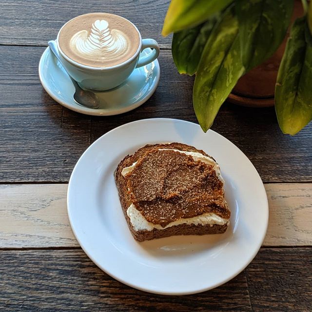 Pumpkin toast with mascarpone cheese, homemade pumpkin butter and fresh ground nutmeg. Try it with a maple latte or hot spiced cider to complete the fall theme. 🍁🍂 #cafevolan #onlyonbangs