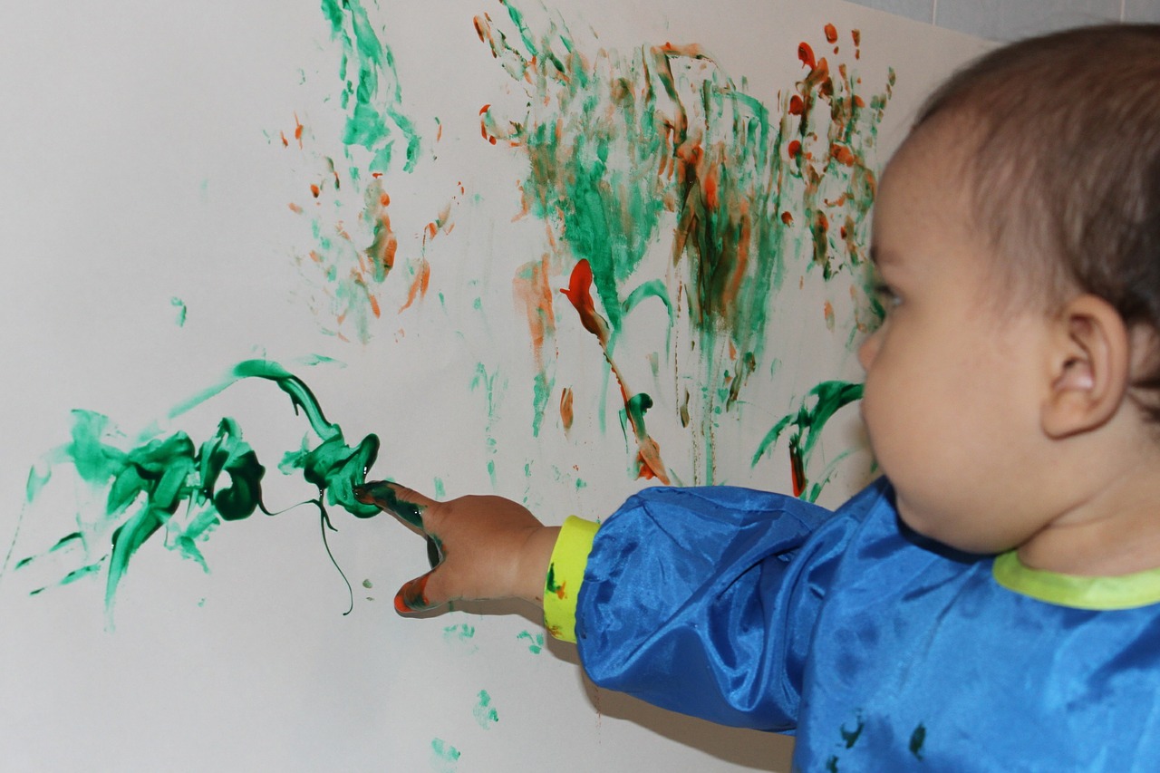 ART PLAY (AGE: 2-4 YEARS) Drop in Fridays from 30 September, 11-12 Noon, 8 weeks, £5 per session An hour of creative messy play for all your ickle budding artists!