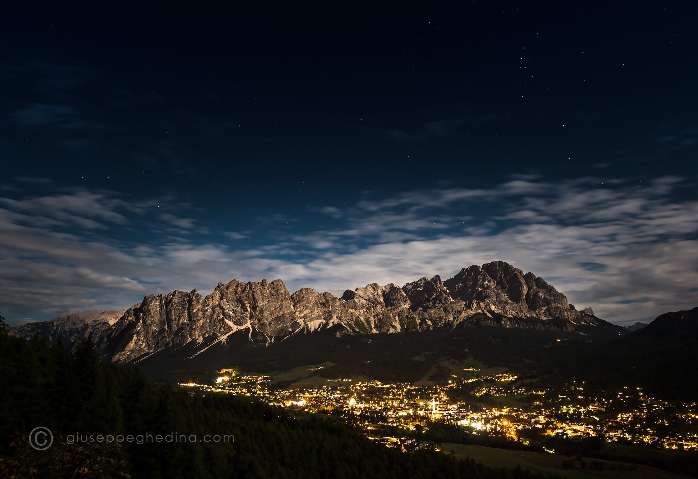 Cortina d'Ampezzo: panorama notturno dalla galleria di Pocol.