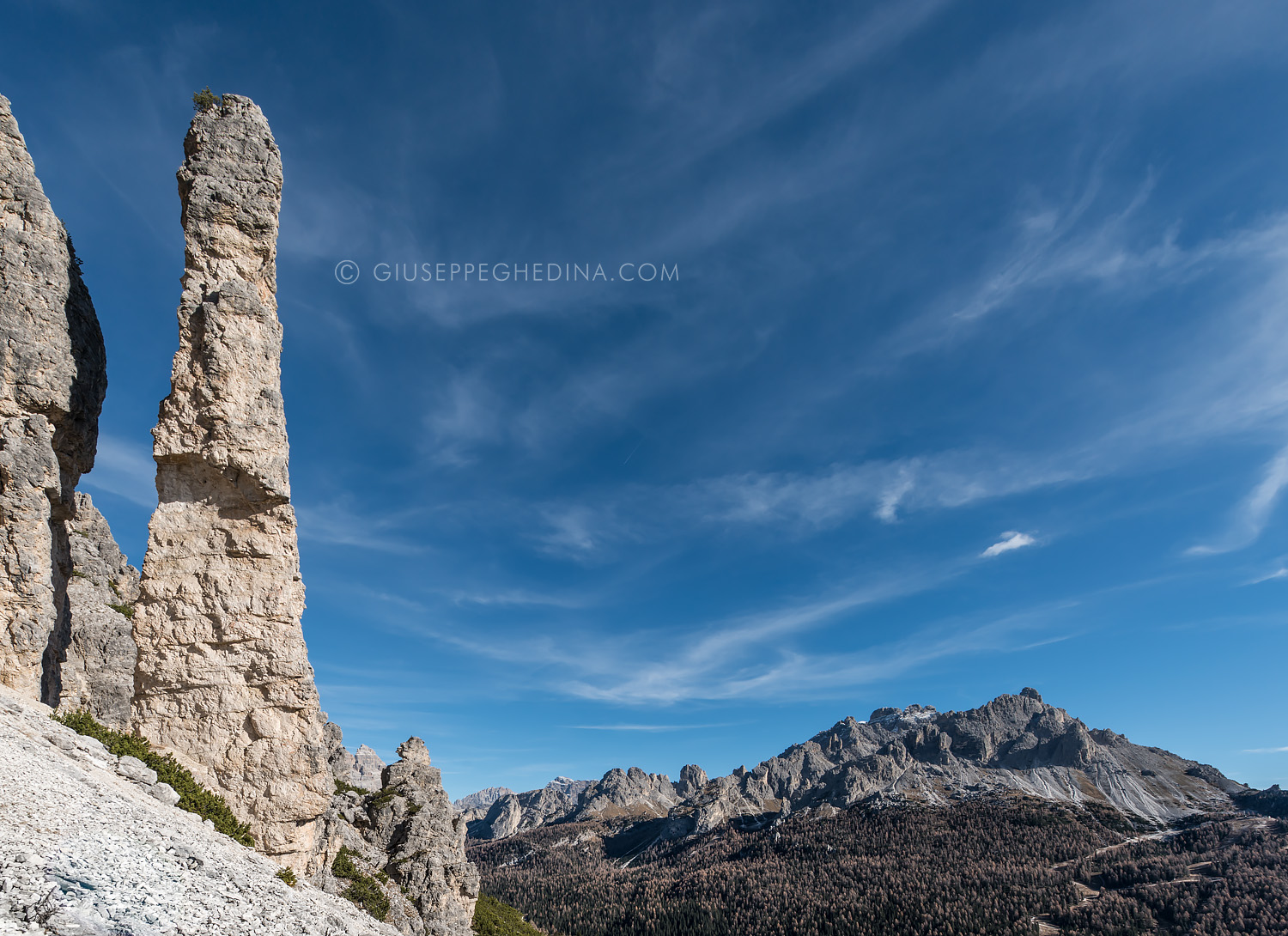Il versante sud della Guglia De Amicis con i Cadini di Misurina.