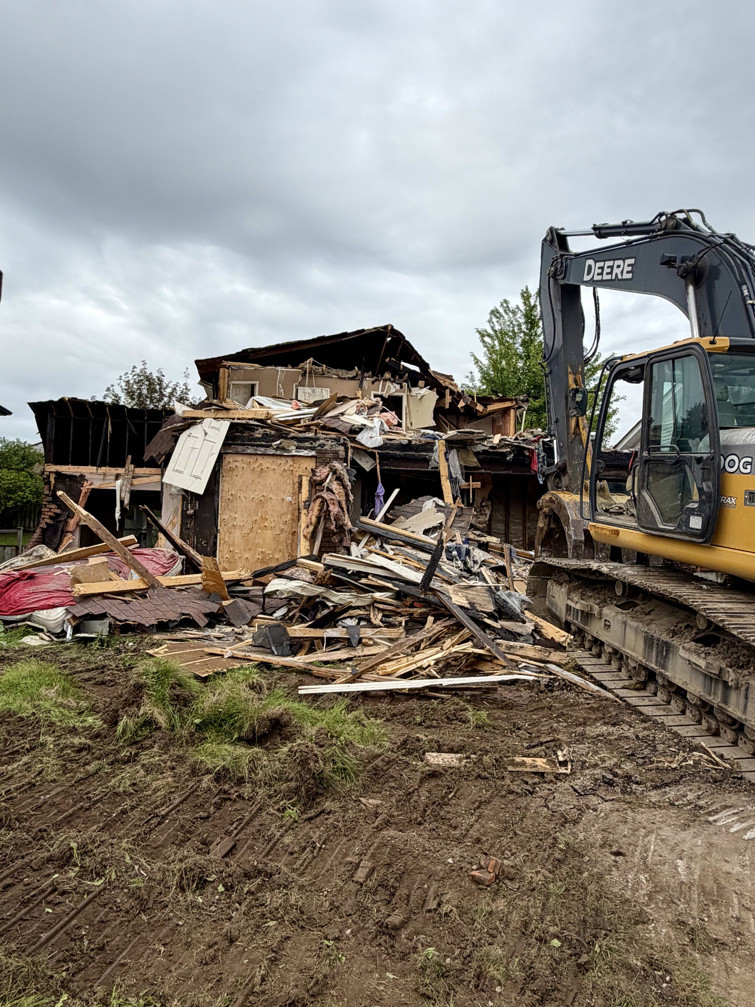 Nearly four years after the fire, demolition is finally underway at the Woodglade Boulevard property. (Photo by Scott Arnold)