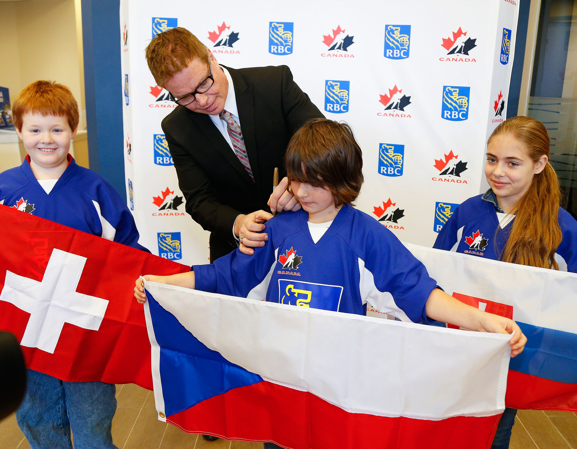Hockey Hall of Famer (and ex Pete) Larry Murphy and students from Keith Wightman Public School announcing RBC Road to the World Juniors games in Peterborough. (CNW Group/RBC)