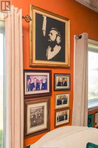 Notice the picture of Ronnie with Bill Clinton