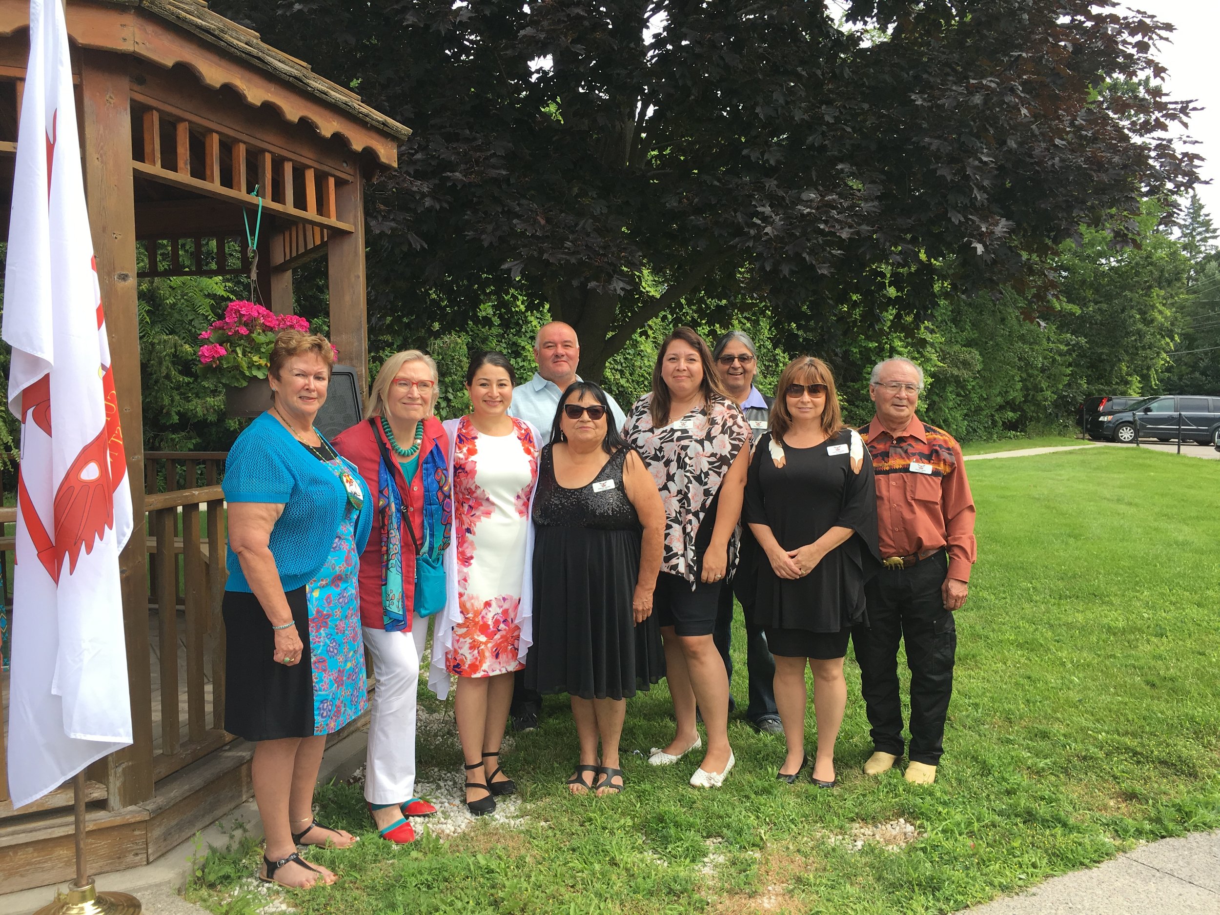 Left to right: Chief Phyllis Williams, Minister Carolyn Bennett, MP Maryam Monsef, and Members of Curve Lake Council and staff.