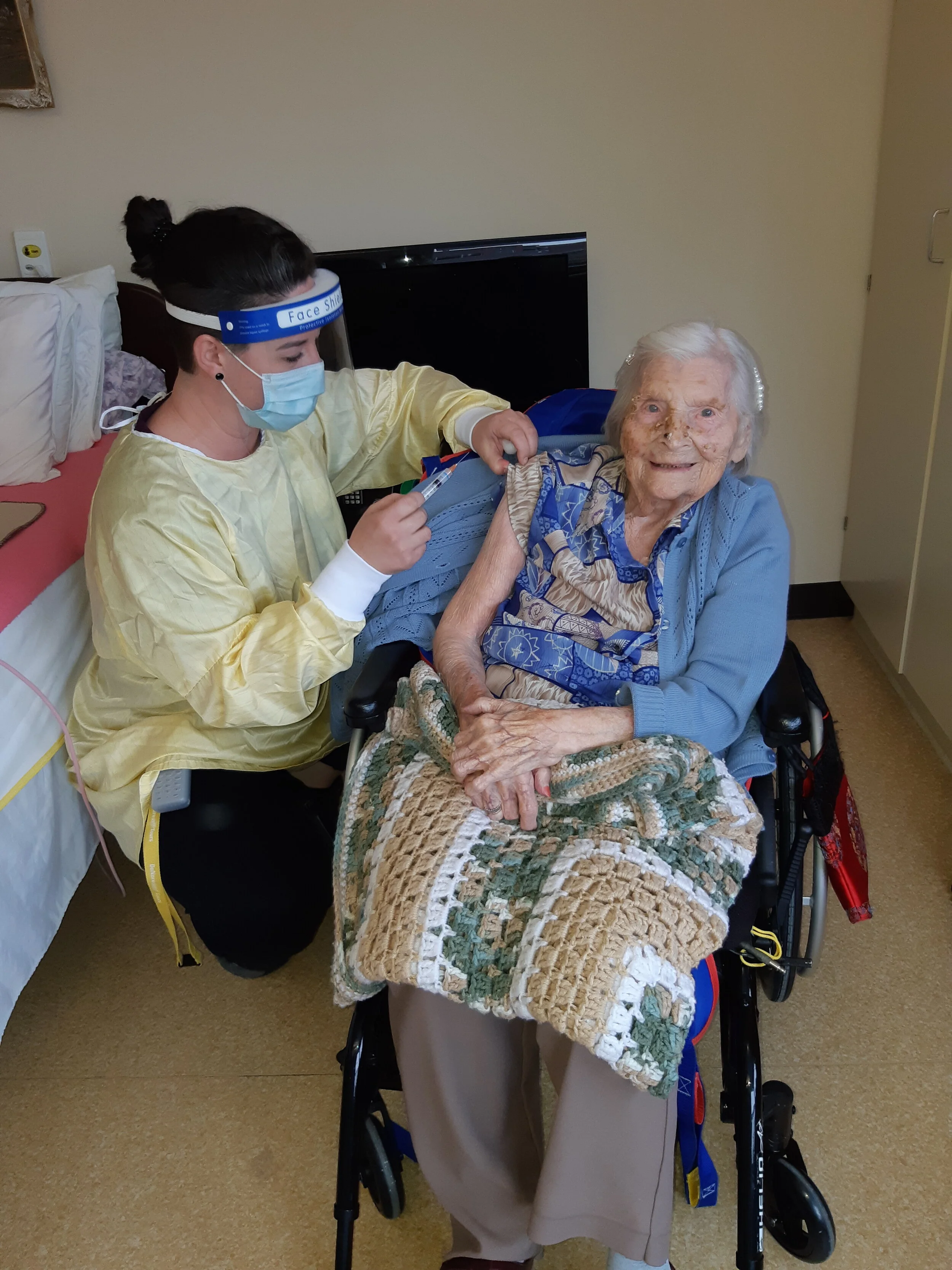 Lori Rowsell administering Moderna vaccine to Elizabeth Campbell (photo courtesy Peterborough Public health)