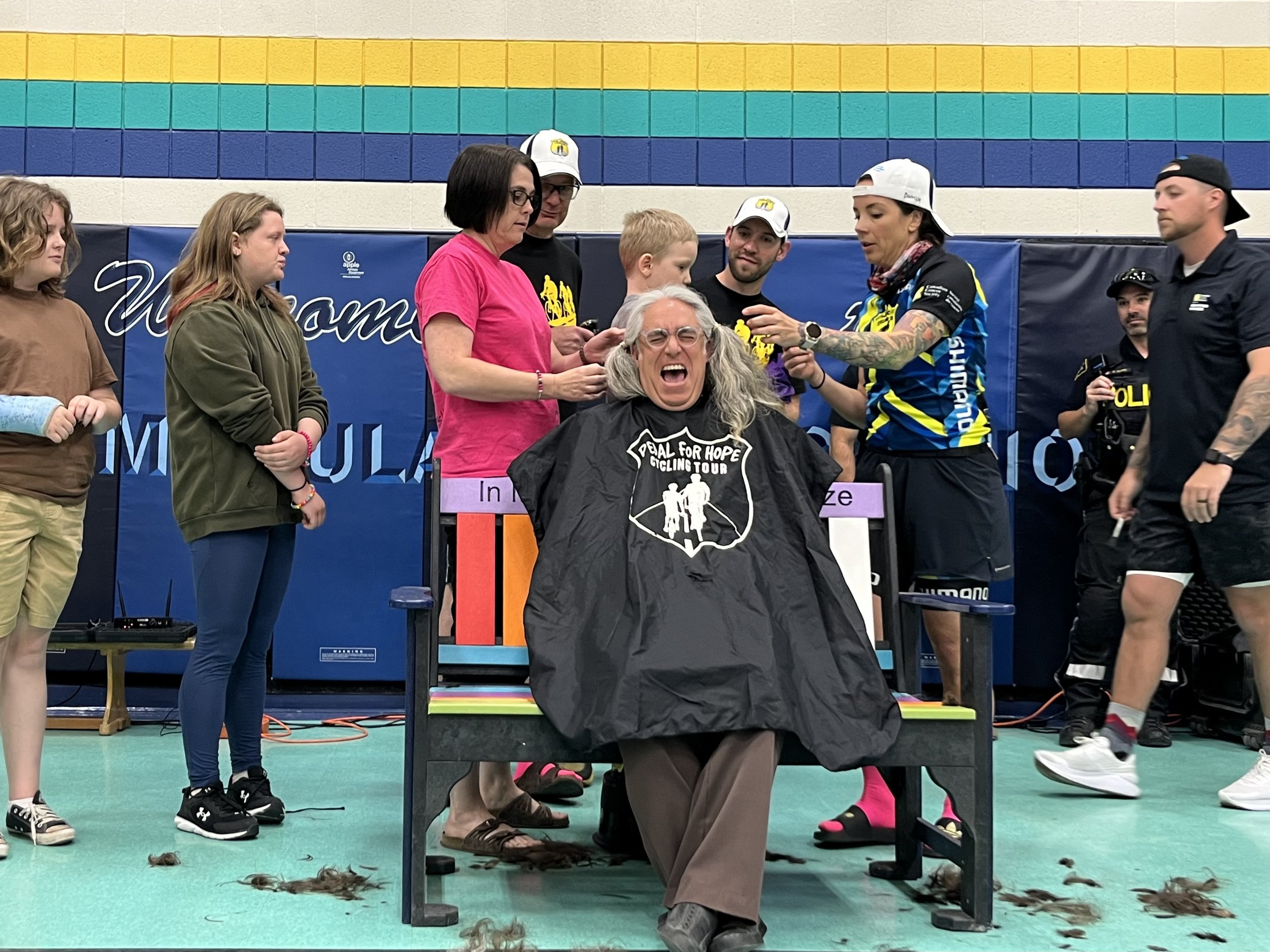  Mr. Sawada braces for the big chop. 