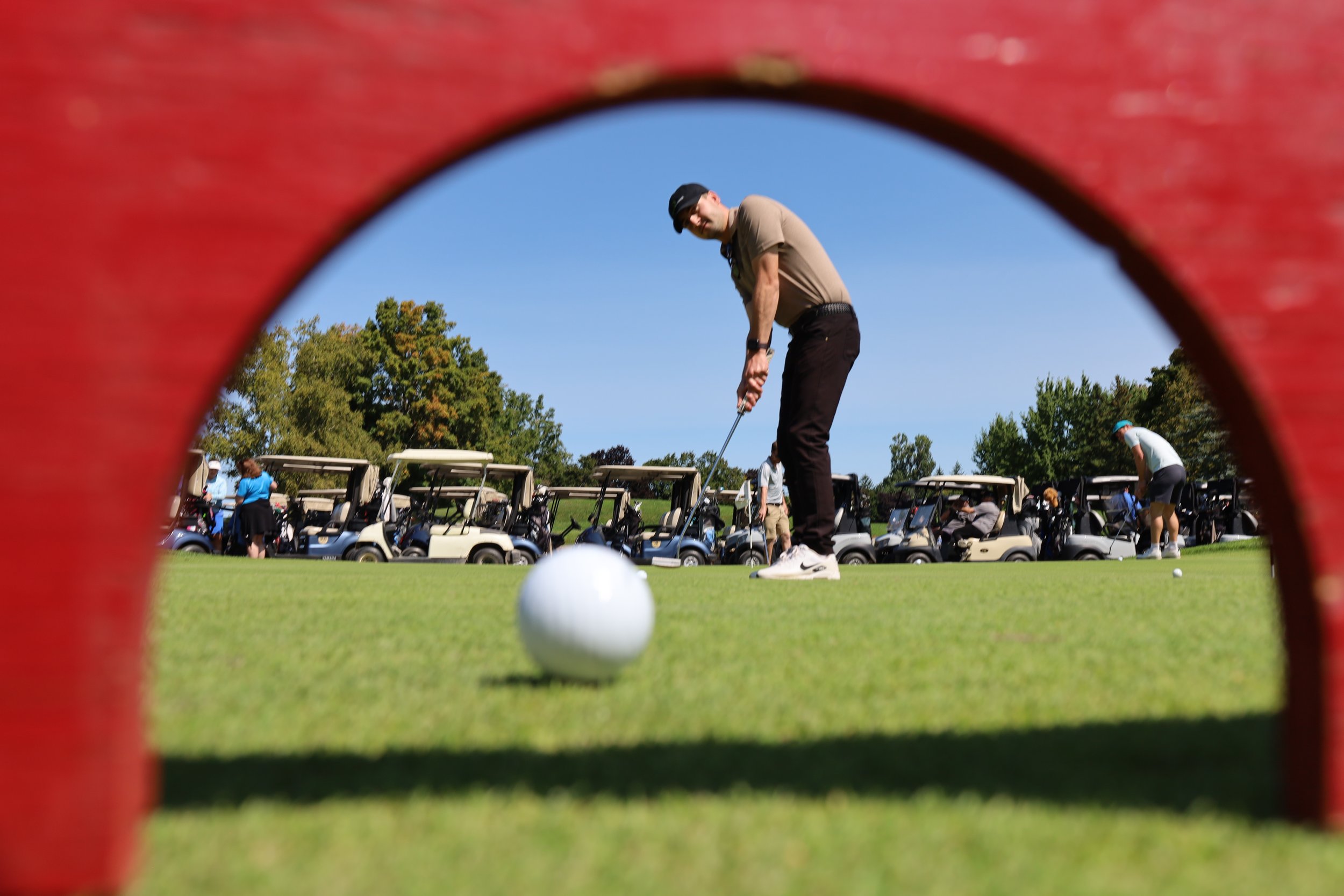 Mitch Ahrens of Darling Insurance playing the putting game as he practices for the tournament in support of Food For Kids. All photos by David Tuan Bui.
