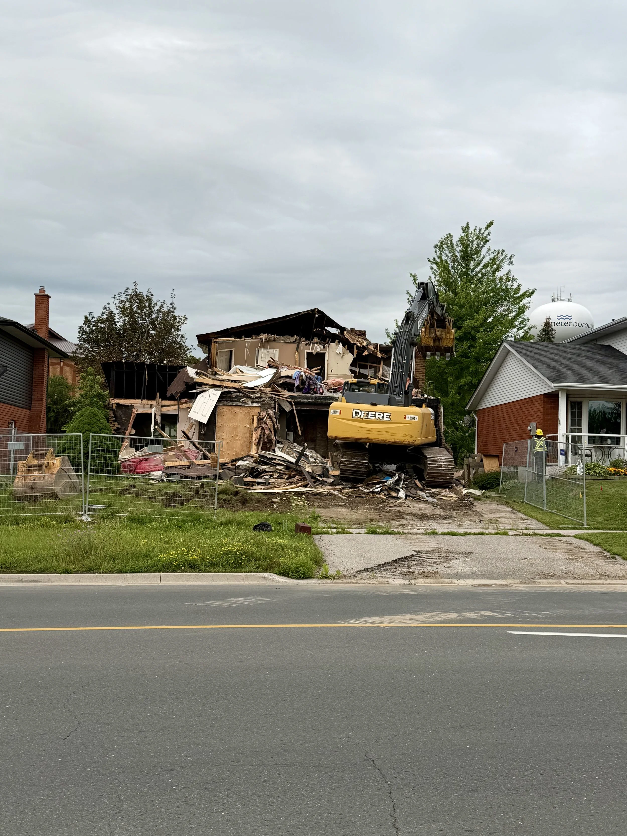 Demolition got underway Monday morning at the Woodglade Boulevard home that has stood damaged since a 2022 fire. (Photo by Scott Arnold)