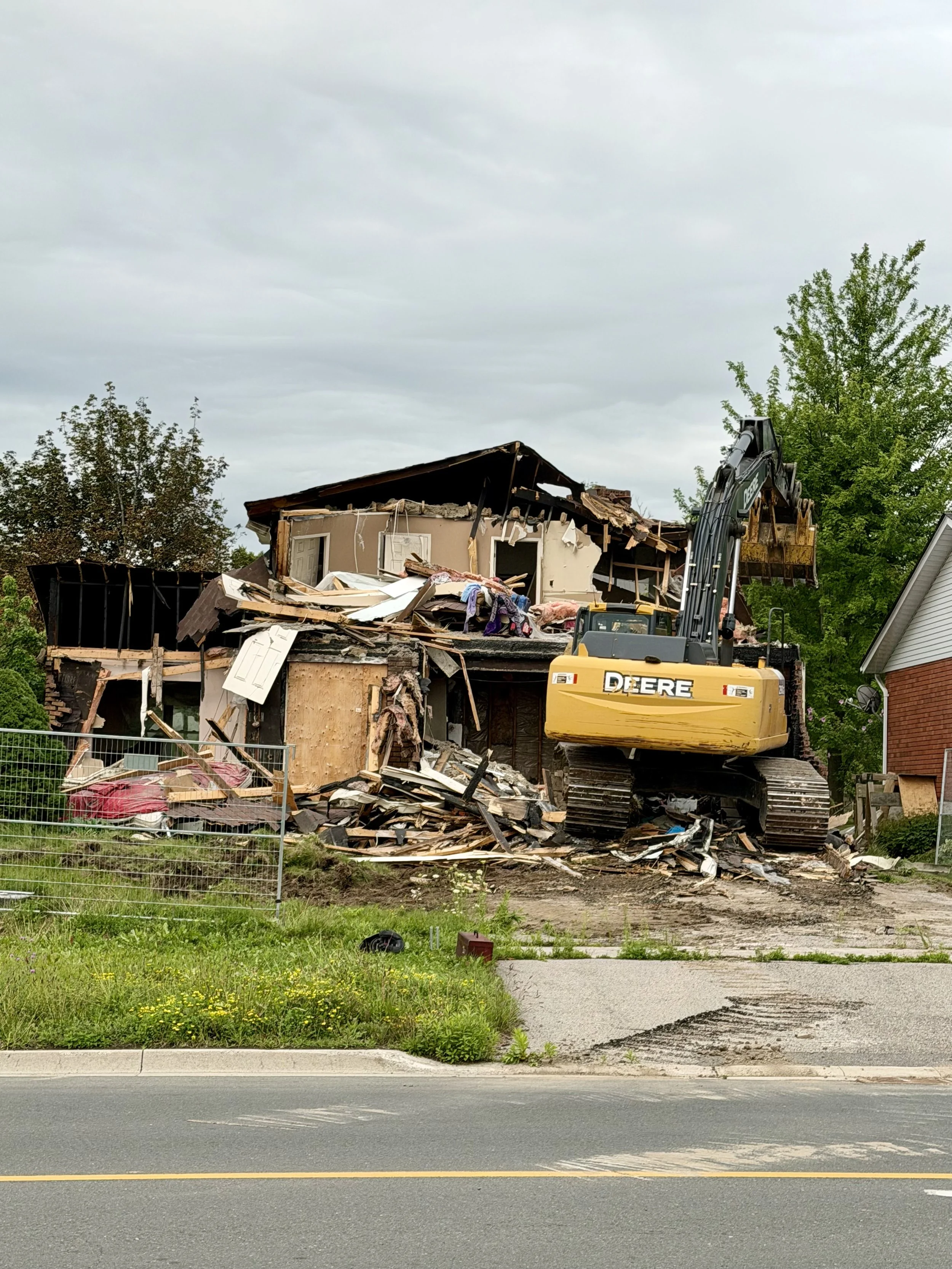 Nearly four years after the fire, demolition is finally underway at the Woodglade Boulevard property. (Photo by Scott Arnold)