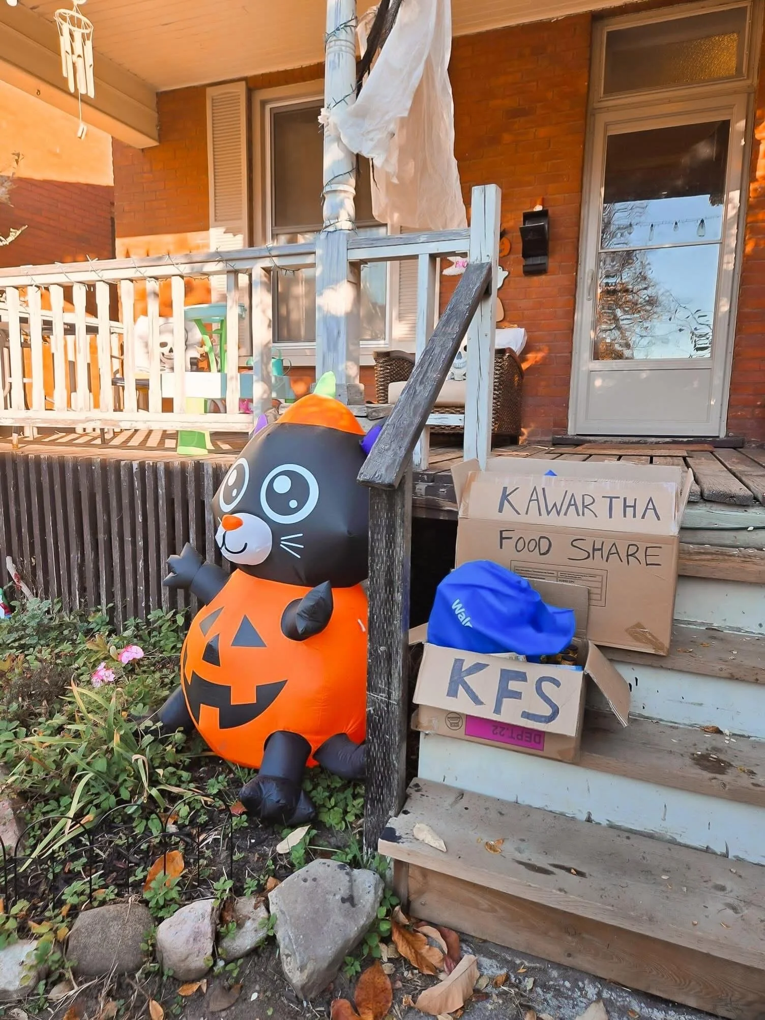 Kawartha Food Share’s Porch Pirates for Good food drive returns Saturday, October 24th, and residents can take part by leaving a bag of non-perishable food on their front porch for volunteers to collect starting at 9am.