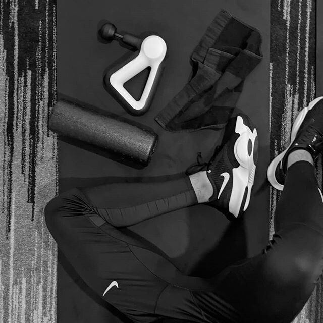 𝘽𝙇𝘼𝘾𝙆 𝙊𝙉 𝘽𝙇𝘼𝘾𝙆
#swoosh #nike #fitness #workout #theragun