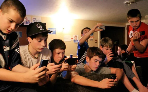 via Lost Remote
Scott Macklin, associate director at the awesome MCDM program at the University of Washington, shared with me this photo of his son, Case, and his friends watching the Super Bowl:
This photo is getting tons of traction amongst us Soc…