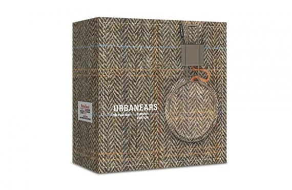 Urbanears Harris Tweed Plattan Headphones | Preview
Patrick, freshnessmag.com
Fall’s cool­er weath­er brings with it the tran­si­tion to warmer out­er­wear, with tweed fab­ric often mak­ing an appear­ance in jack­ets, scarves, and other acces­sories…