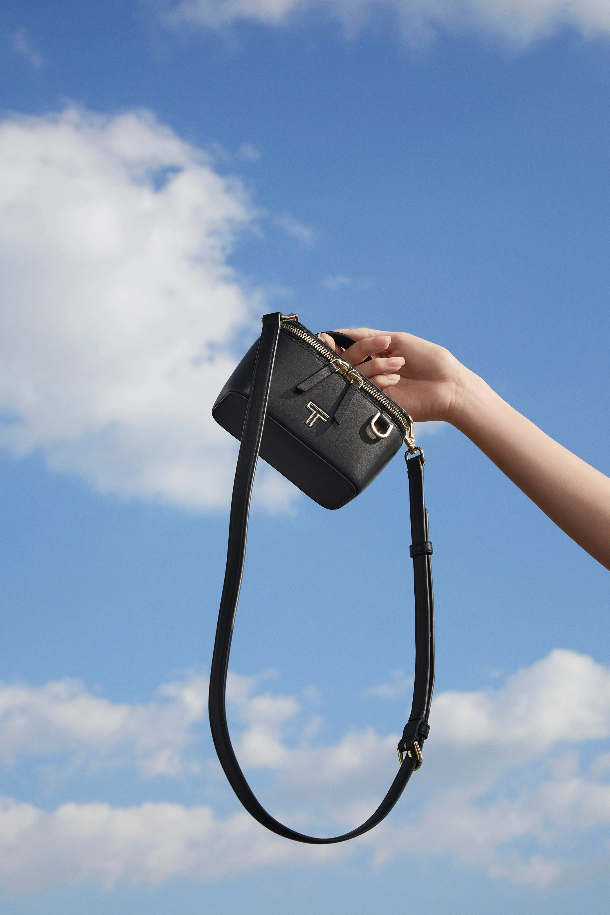 FW24_KaYoung_VoyageurLeather_LexMiniTrainCase_Black_2255_FINAL_RGB_72.jpg