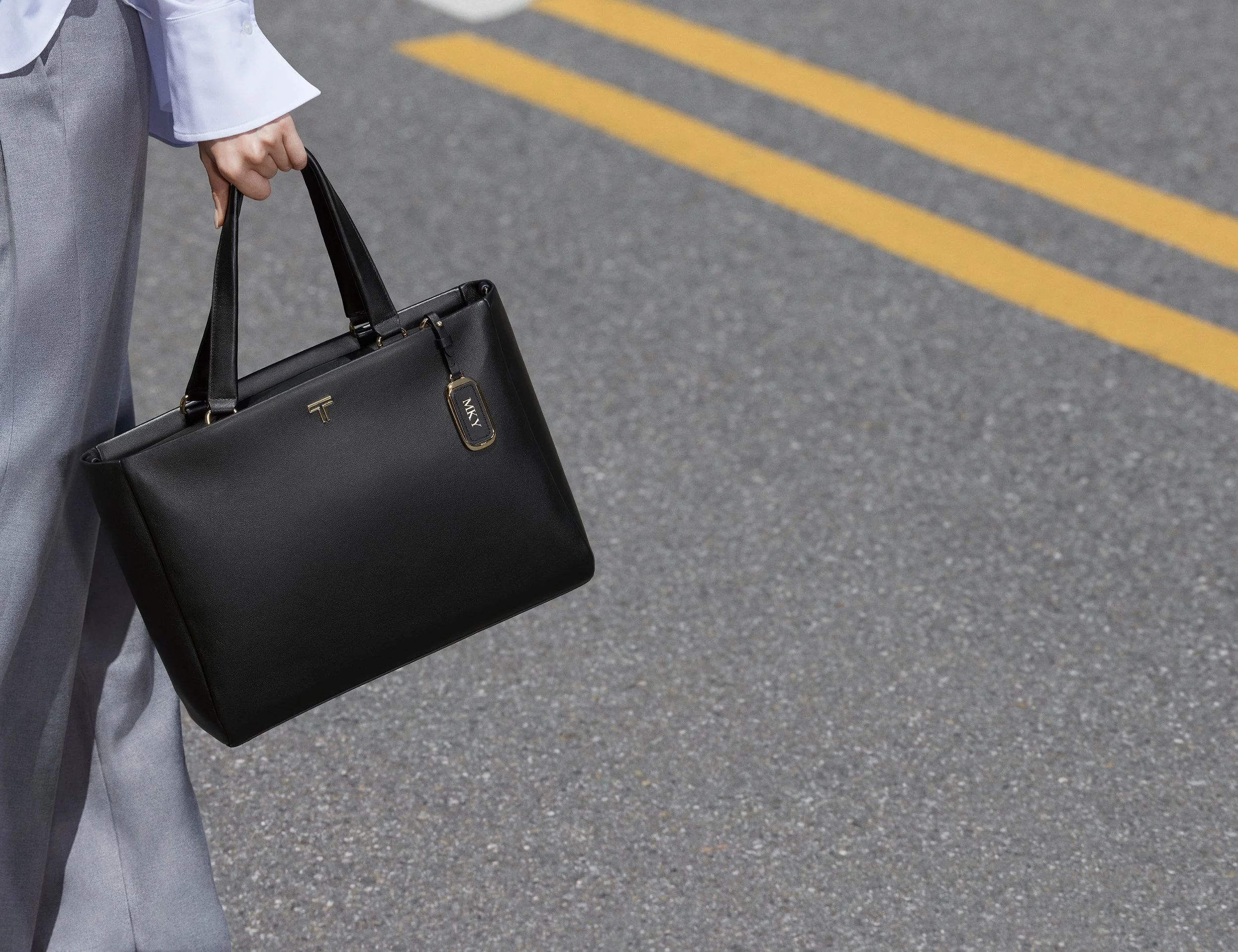 FW24_KaYoung_VoyageurLeather_Vail_MediumTote_Black_0763_FINAL_RGB_72.jpg