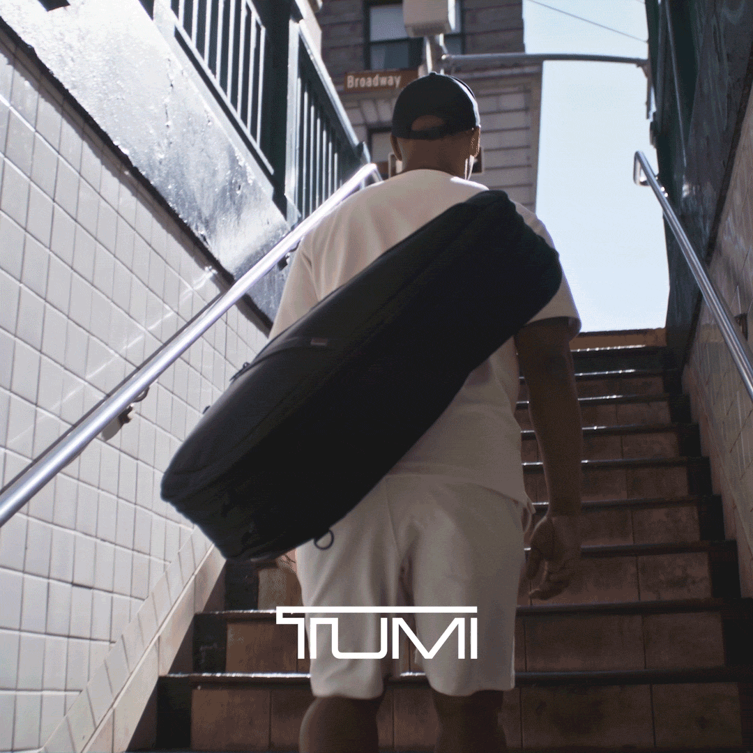 Alpha_tennis_bag_Man_walking_1080x1080.gif