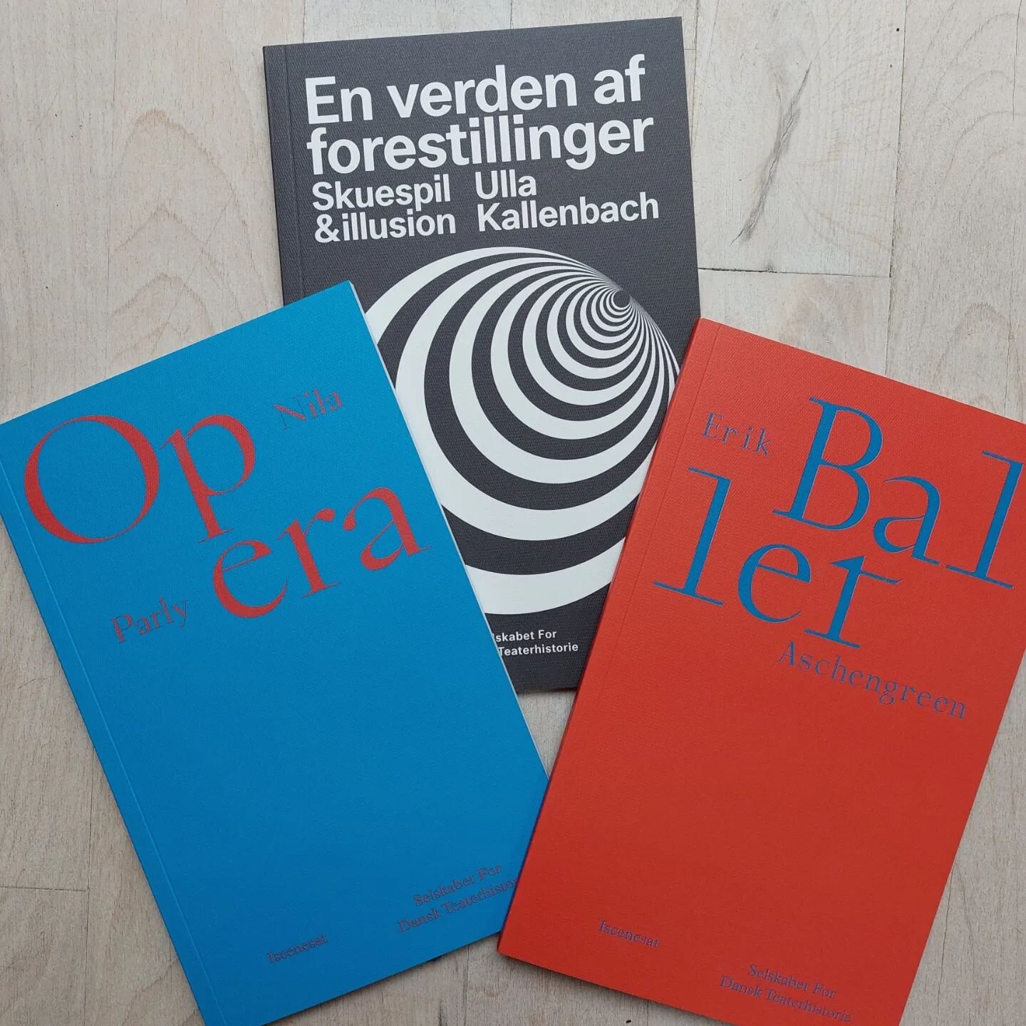 Kronstork i nyt samarbejde: Sammen med Selskabet For Dansk Teaterhistorie udgiver vi tre b&oslash;ger i efter&aring;ret. St&oslash;ttet af blandt andet @danskteater_300 Sats og omslag ved @kiosk.studio 
#NilaParly @erik_aschengreen @ullakallenbach