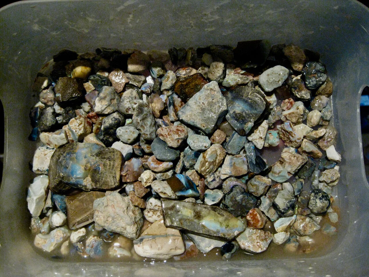 A 625g parcel of opal rough. This contains crystal, boulder and potch opal.