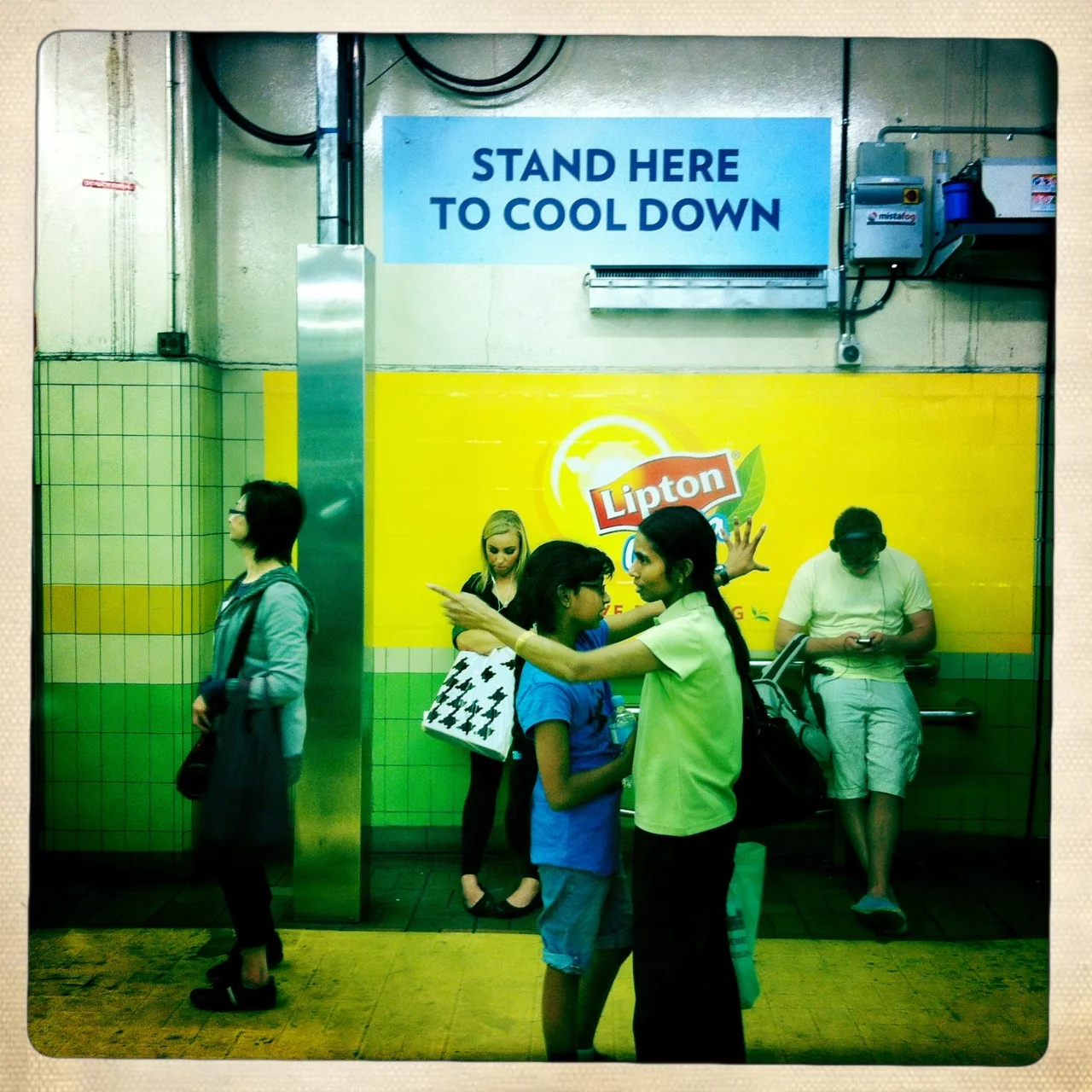 Town Hall Station. “Stand here to cool down”, un brumisateur dans une station de métro, c’est quand même pas mal, chapeau !